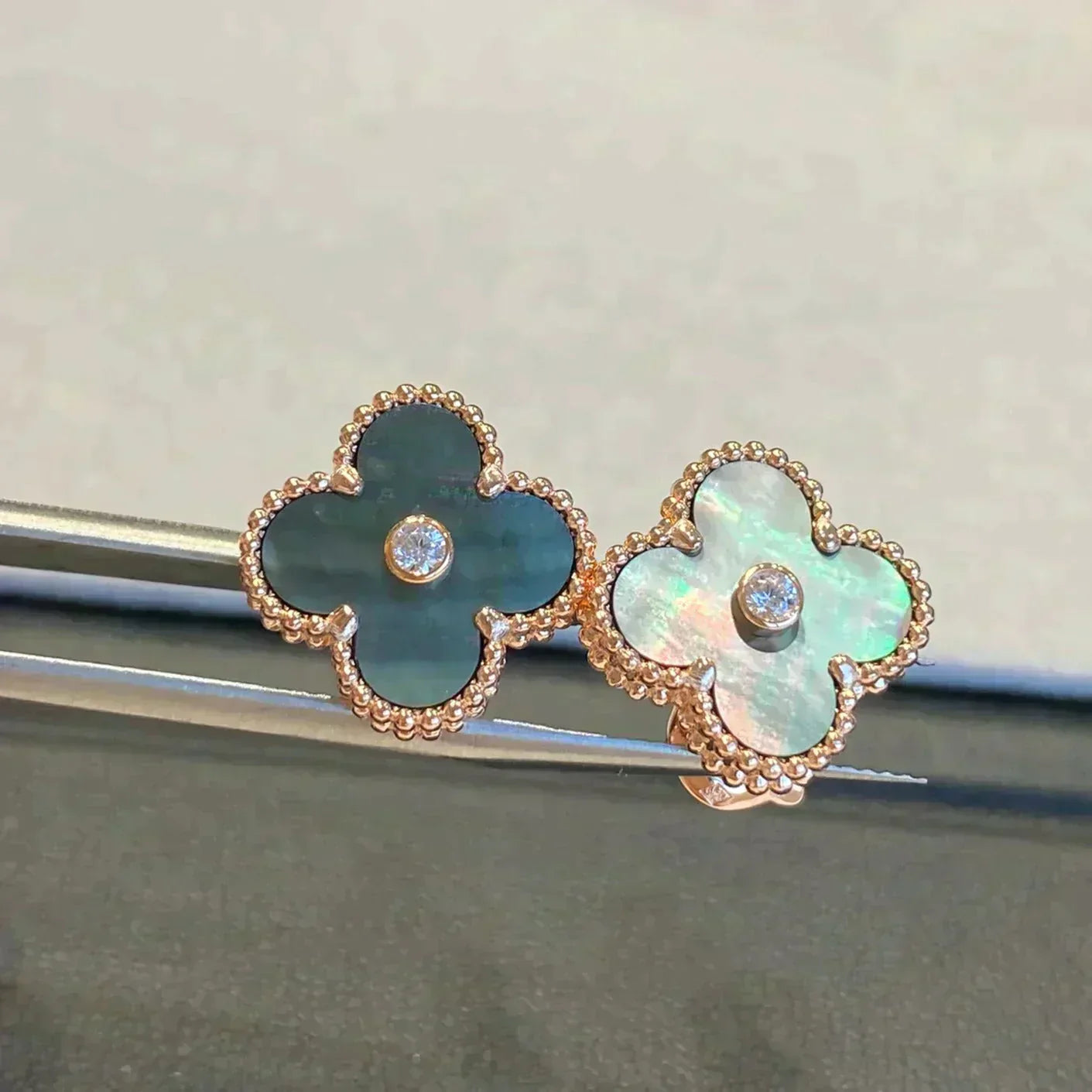 „Dream“ CLOVER MEDIUM Ohrringe 1 Motiv, graues Perlmutt, Diamanten