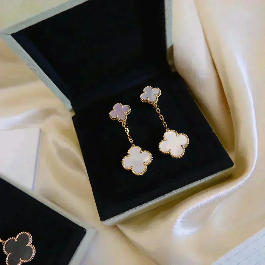 ¡®Dream¡¯CLOVER 2 MOTIF WHITE MOP EARRINGS