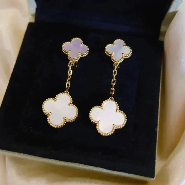 ¡®Dream¡¯CLOVER 2 MOTIF WHITE MOP EARRINGS