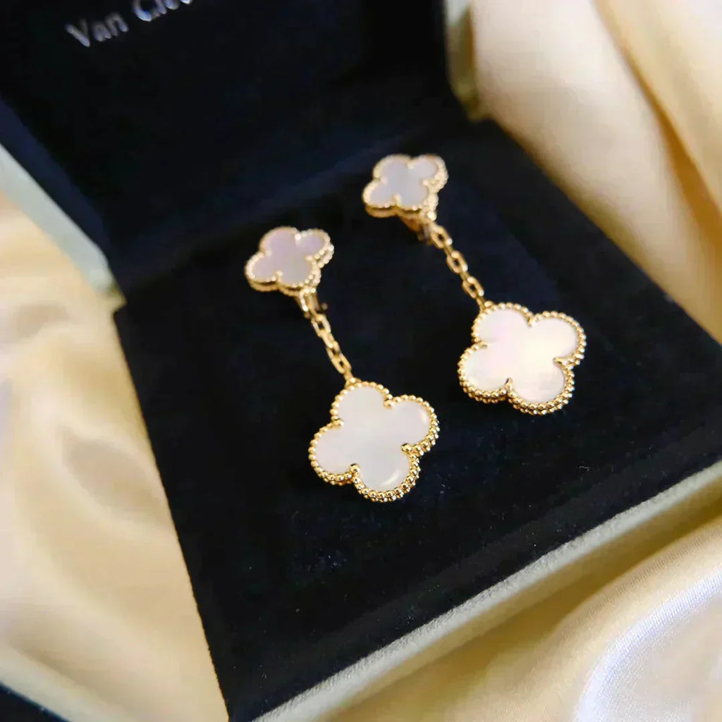 ¡®Dream¡¯CLOVER 2 MOTIF WHITE MOP EARRINGS