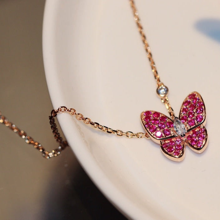 „Dream“-HALSKETTE AUS ROTGOLD MIT SCHMETTERLINGEN UND ROTEN DIAMANTEN
