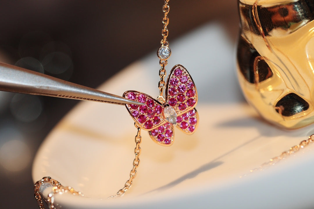 „Dream“-HALSKETTE AUS ROTGOLD MIT SCHMETTERLINGEN UND ROTEN DIAMANTEN