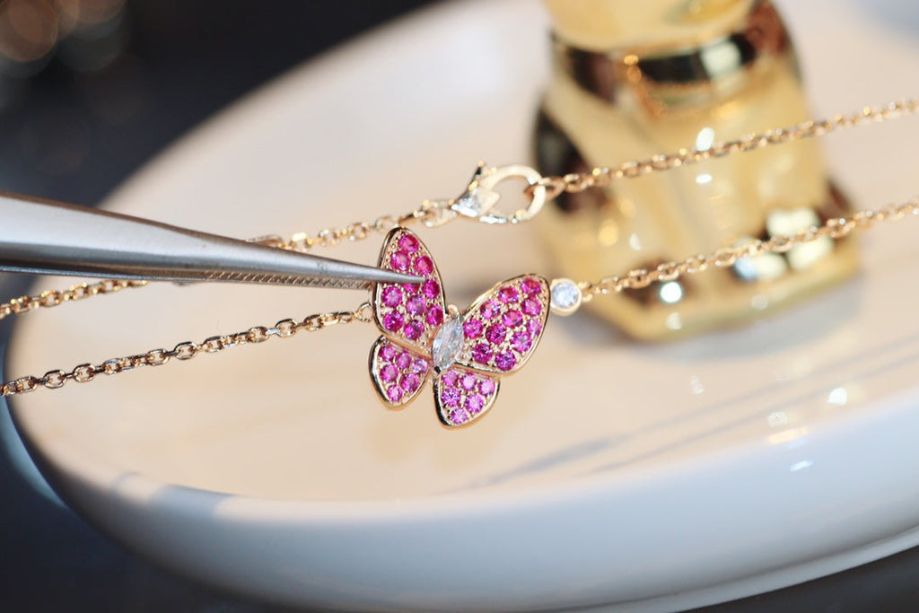 „Dream“-HALSKETTE AUS ROTGOLD MIT SCHMETTERLINGEN UND ROTEN DIAMANTEN