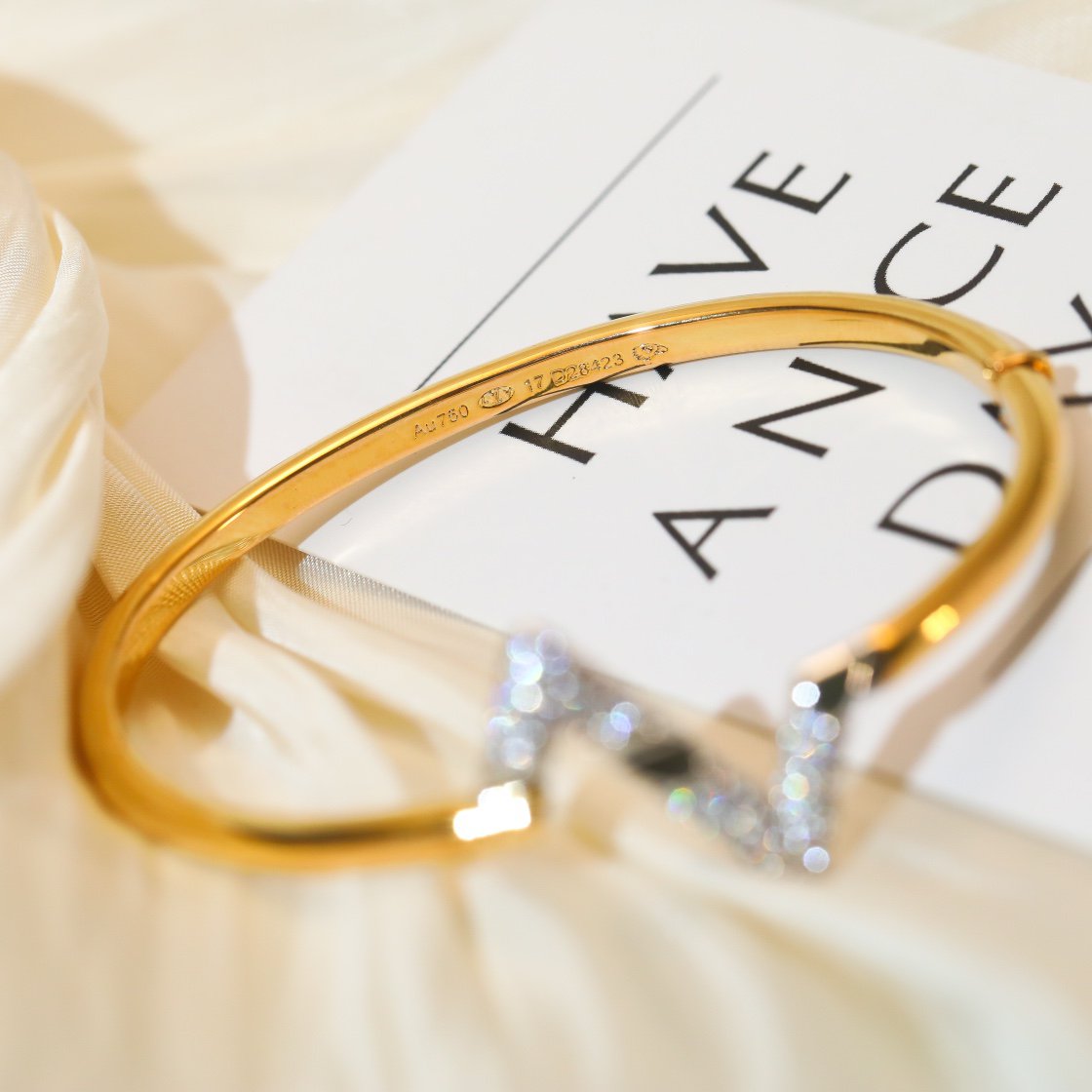 „Dream“-VOLTE-UPSIDE-DOWN-Armband aus Gold und Diamanten