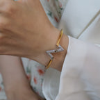 „Dream“-VOLTE-UPSIDE-DOWN-Armband aus Gold und Diamanten