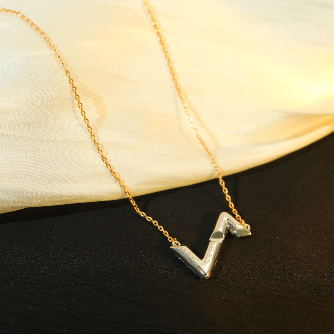 ¡®Dream¡¯VOLT SILVER DIAMOND PEDANT NECKLACE