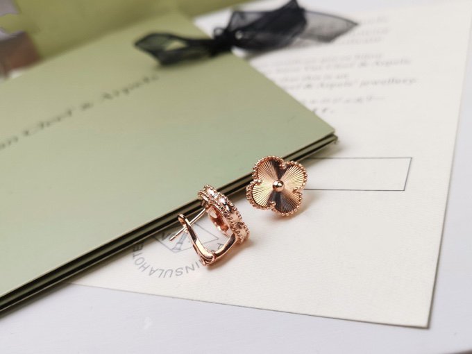 ¡®Dream¡¯CLOVER MEDIUM STUD EARRINGS