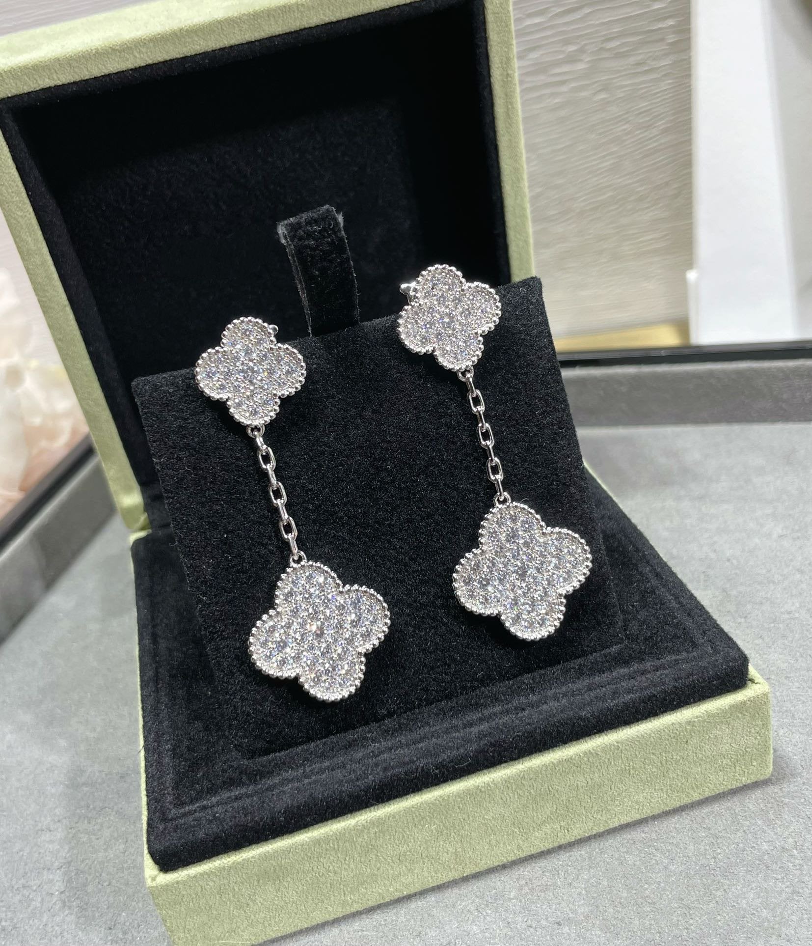 ¡®Dream¡¯CLOVER 2 MOTIFS DIAMOND PAVED SILVER EARRINGS