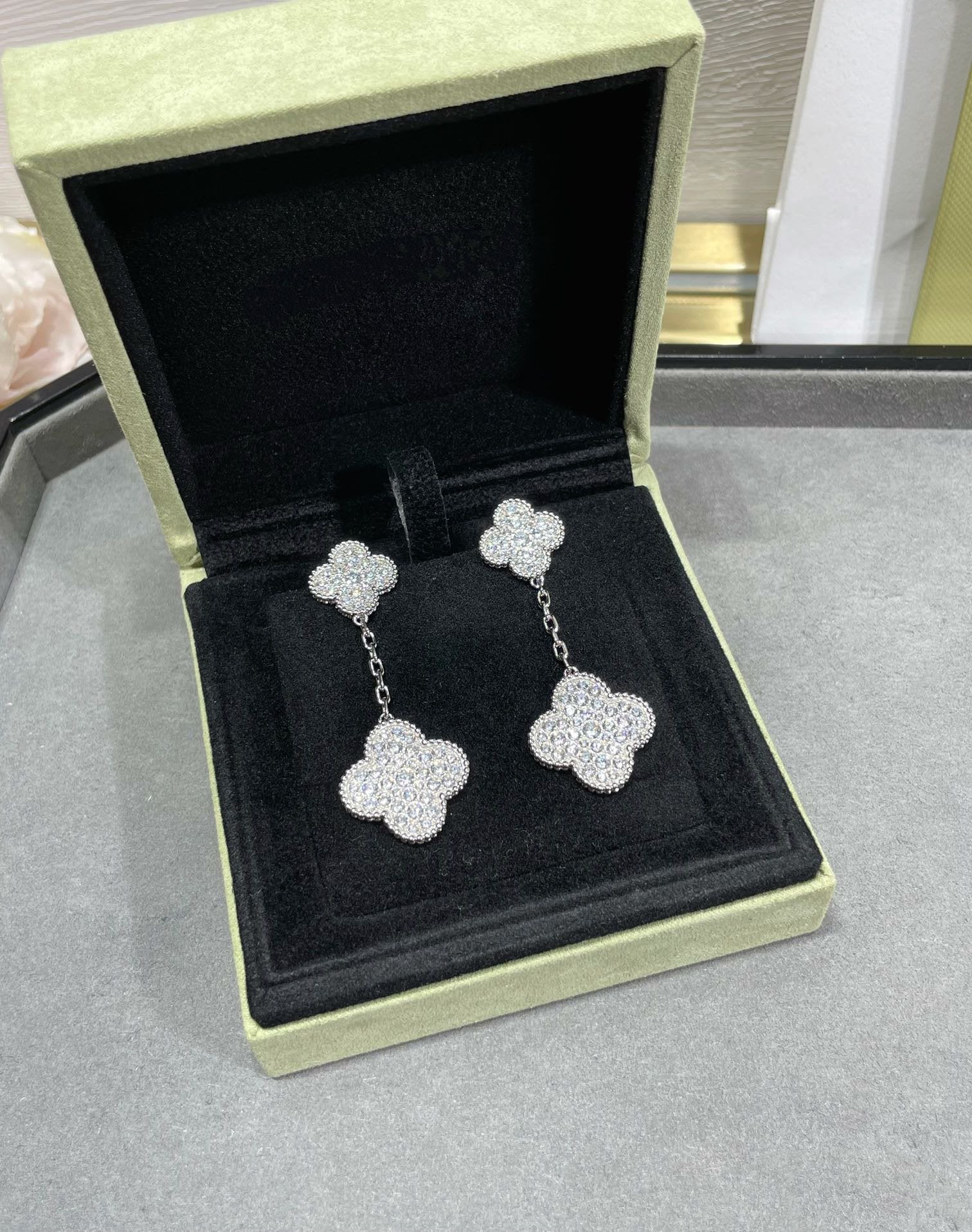 ¡®Dream¡¯CLOVER 2 MOTIFS DIAMOND PAVED SILVER EARRINGS