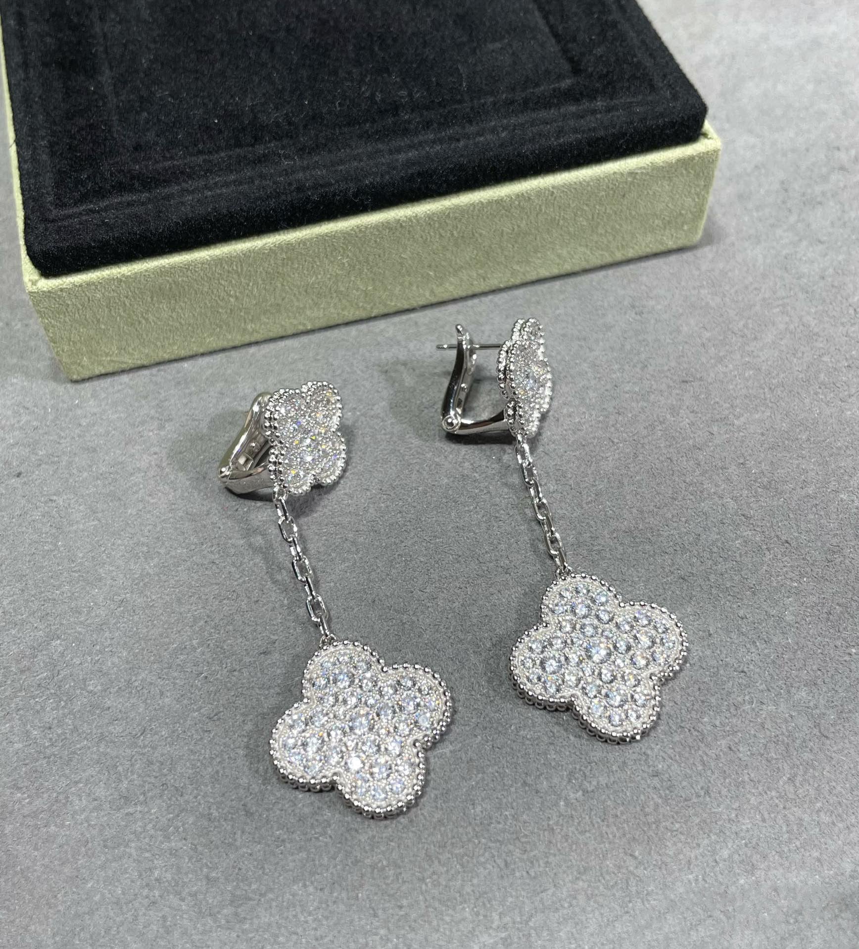 ¡®Dream¡¯CLOVER 2 MOTIFS DIAMOND PAVED SILVER EARRINGS
