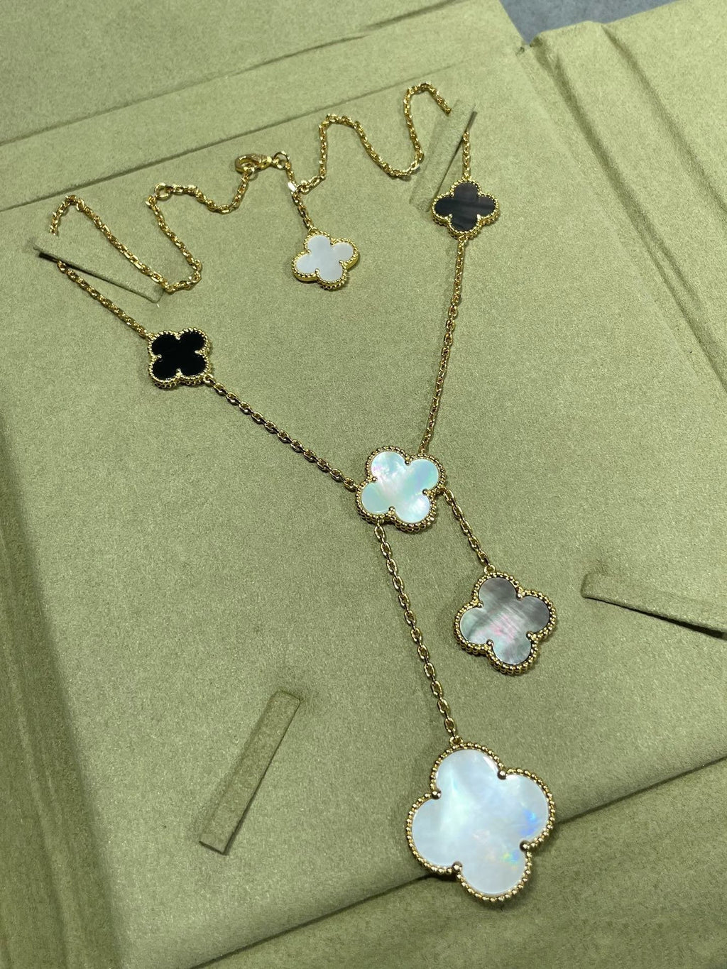 ¡®Dream¡¯CLOVER 6 MOTIF MOP ONYX GOLD NECKLACE