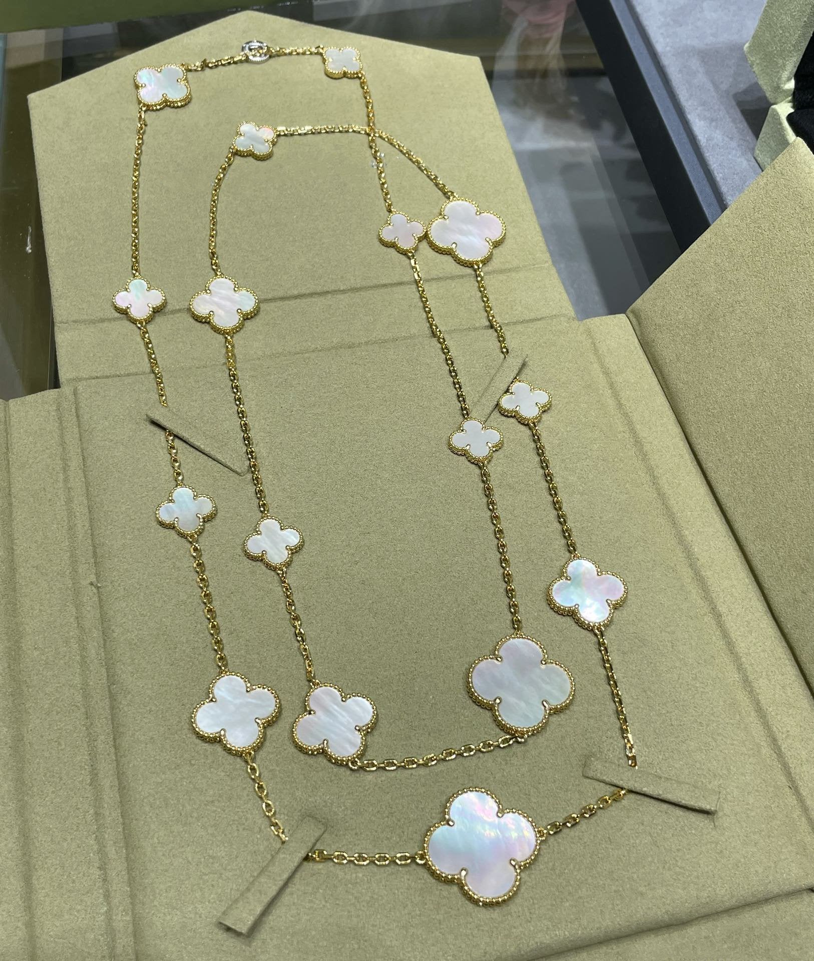 ¡®Dream¡¯CLOVER 16 MOTIF WHITE MOP GOLD NECKLACE