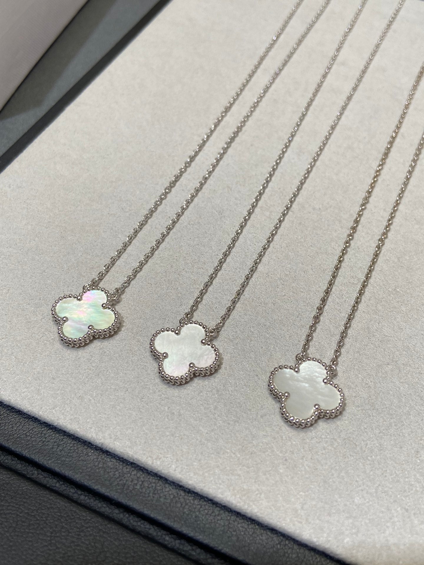¡®Dream¡¯CLOVER MEDIUM SILBER WEISS MOP HALSKETTE