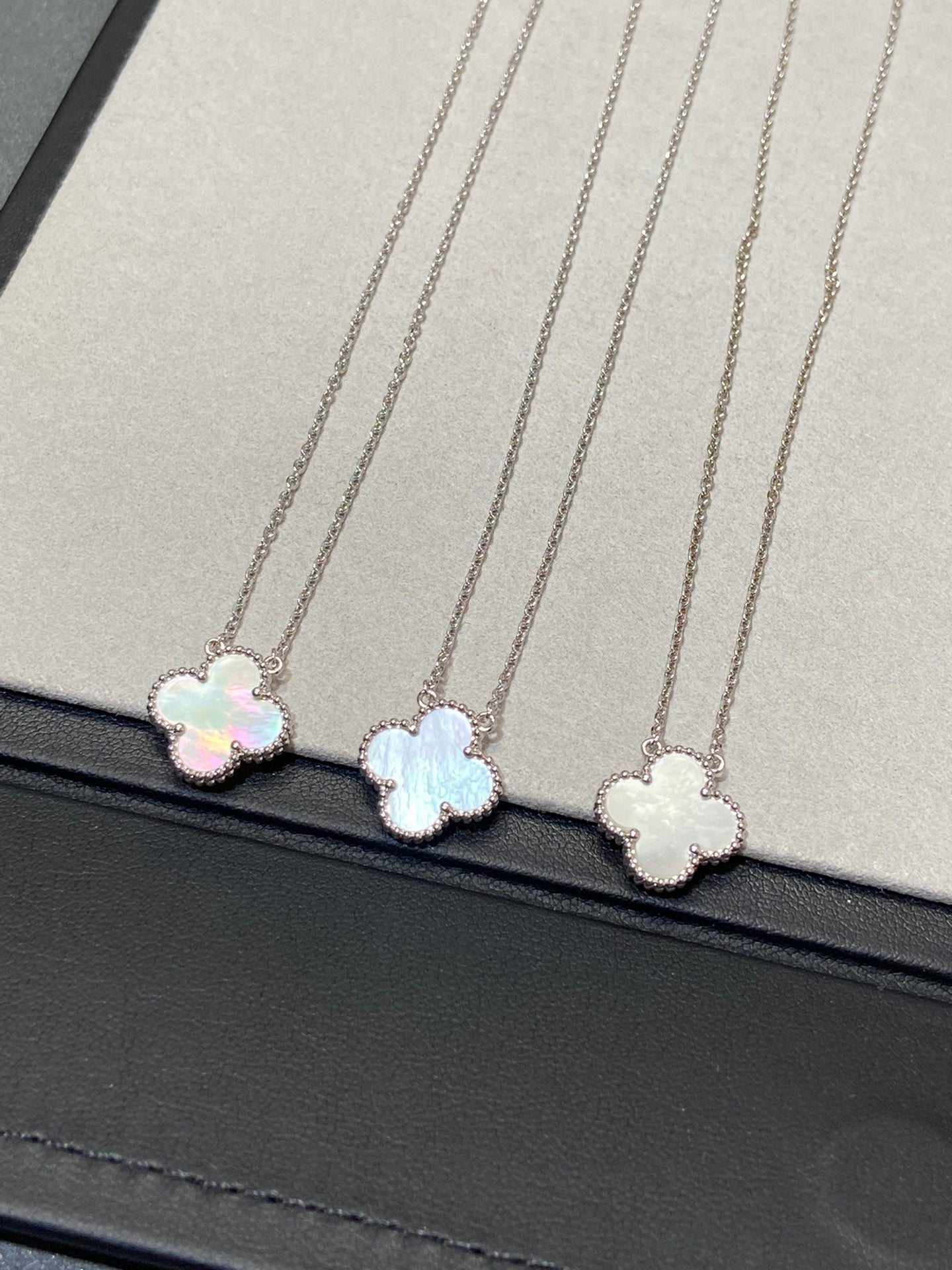 ¡®Dream¡¯CLOVER MEDIUM SILBER WEISS MOP HALSKETTE