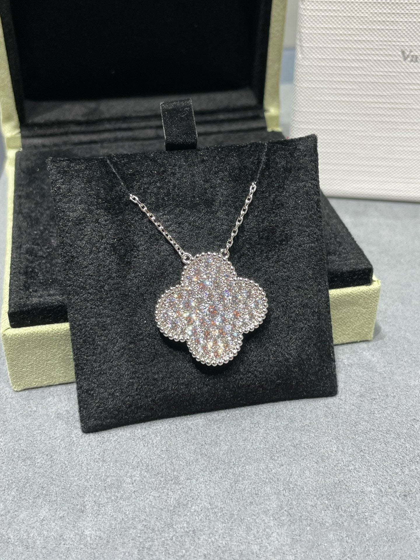 ¡®Dream¡¯CLOVER 25MM LARGE PENDANT DIAMOND PAVED SILVER NECKLACE