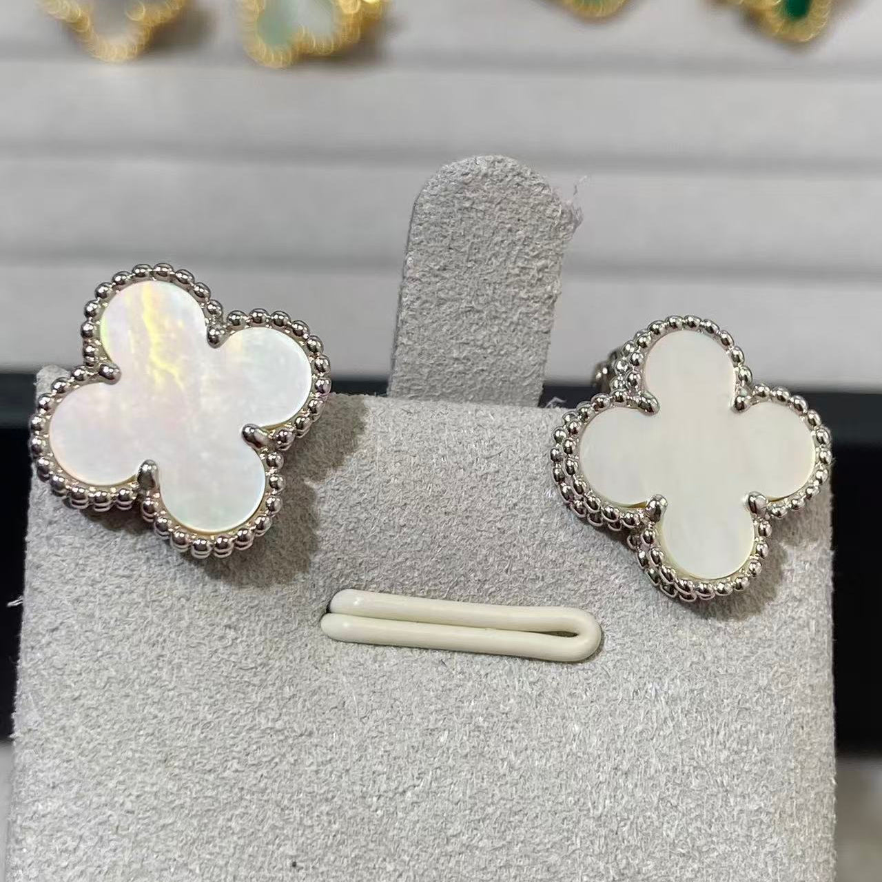 [Dream] CLOVER LARGE (20mm) 1 MOTIFS WHITE MOP STUD EARRINGS