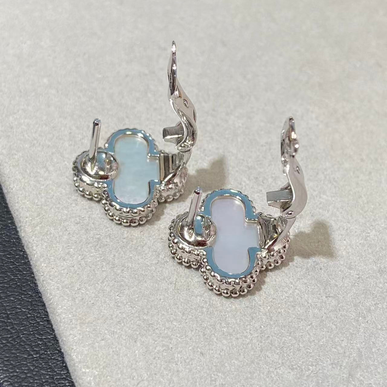 [Dream] CLOVER LARGE (20mm) 1 MOTIFS WHITE MOP STUD EARRINGS