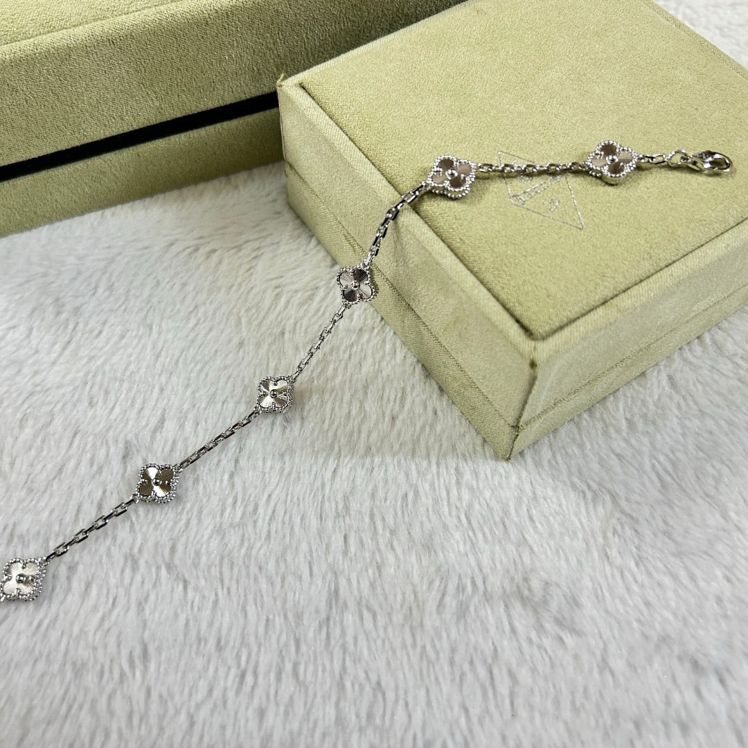 [Traum]Neues Kleeblatt-Armband mit 6 Diamant-Motiven