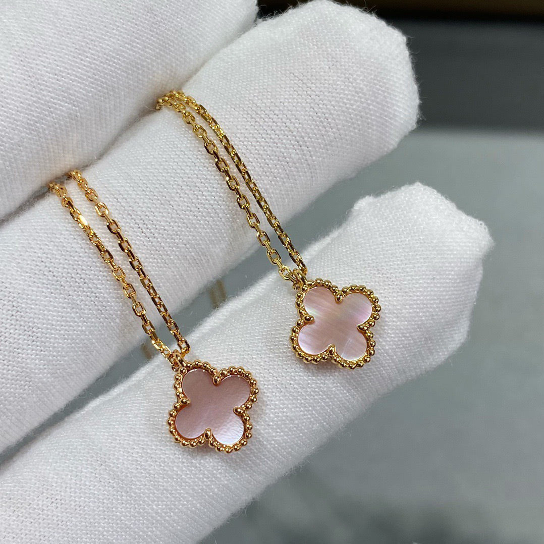 „Dream“-Kleeblatt-Halskette mit einzelner 15-mm-Blume aus rosa Perlmutt