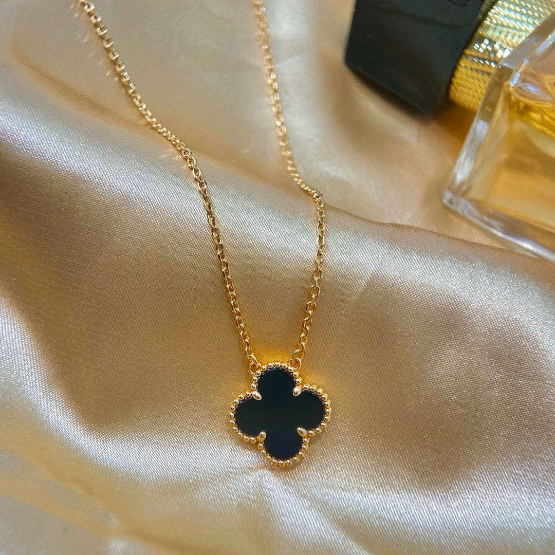 „Dream“CLOVER 15MM SCHWARZ ONYX EINZELBLUMEN-HALSKEHE