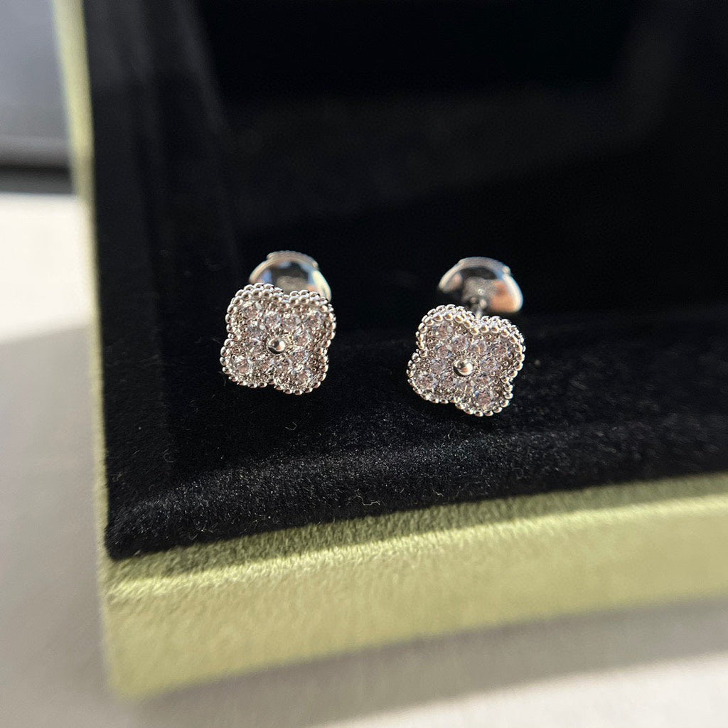 「ドリーム」クローバー ミニダイヤモンド スタッドピアス