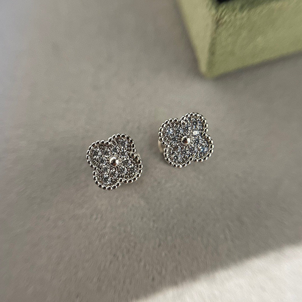 「ドリーム」クローバー ミニダイヤモンド スタッドピアス