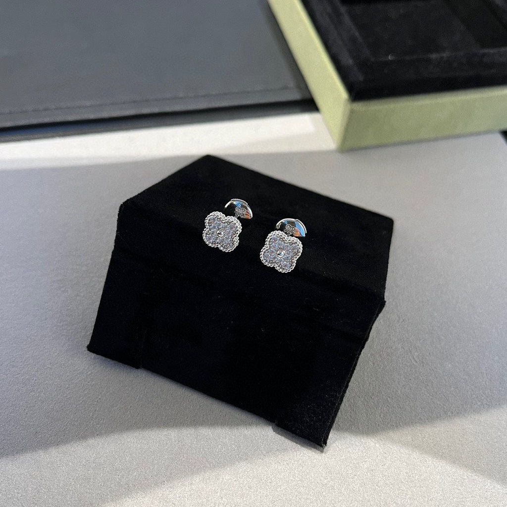 「ドリーム」クローバー ミニダイヤモンド スタッドピアス