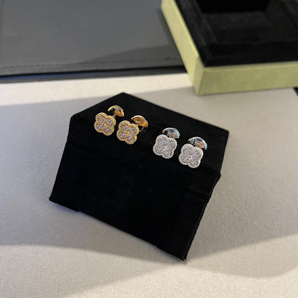 「ドリーム」クローバー ミニダイヤモンド スタッドピアス