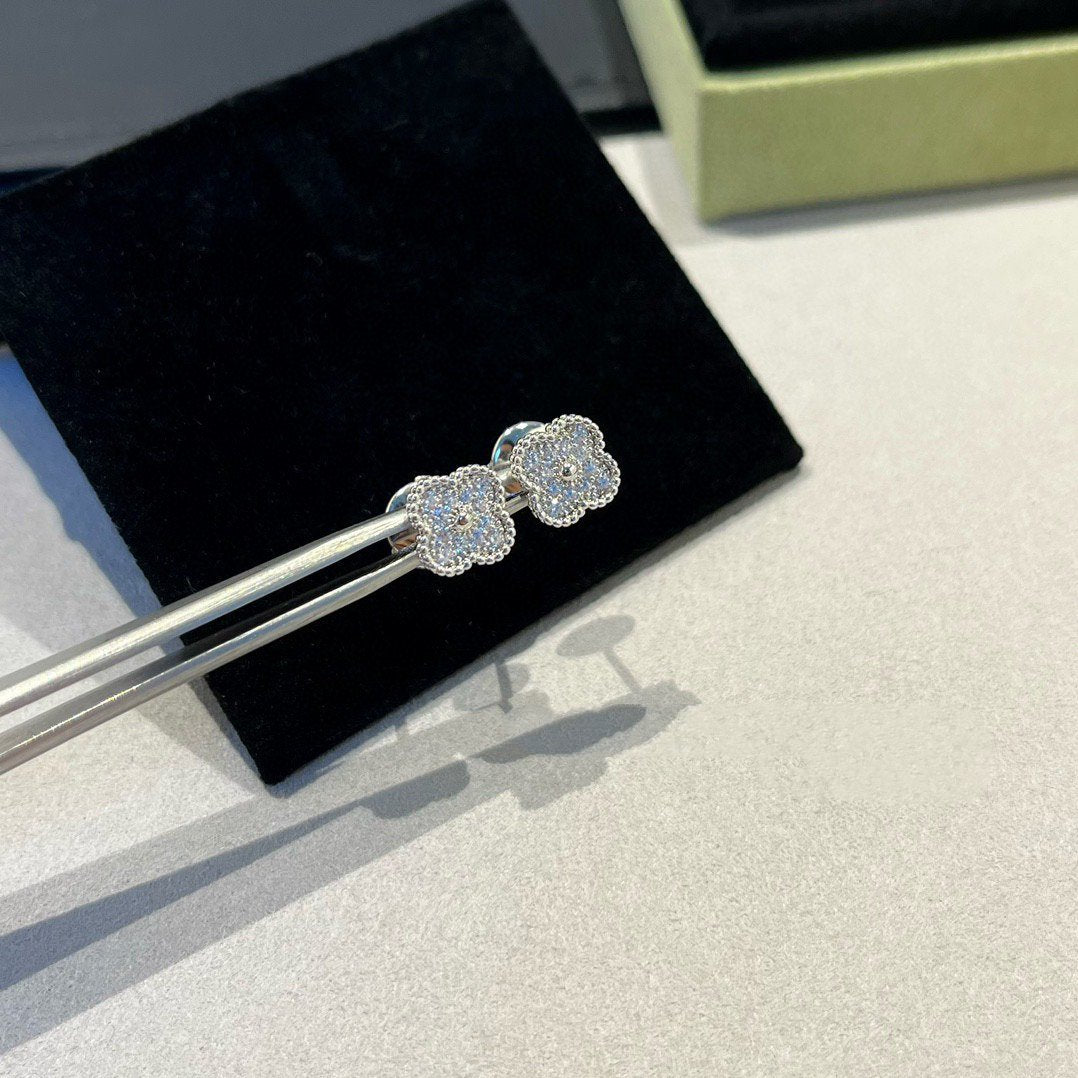 「ドリーム」クローバー ミニダイヤモンド スタッドピアス